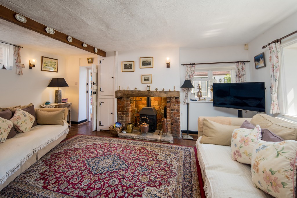 Lot: 108 - CHARMING COTTAGE WITH SELF-CONTAINED ANNEXE, GARDENS AND GARAGE - Alternative view of living room